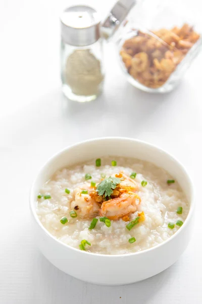 Bouillie de riz aux crevettes — Photo