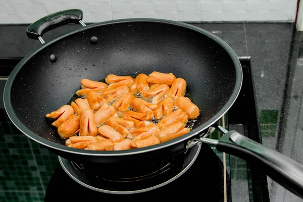 Enchidos em ato de fritar — Fotografia de Stock