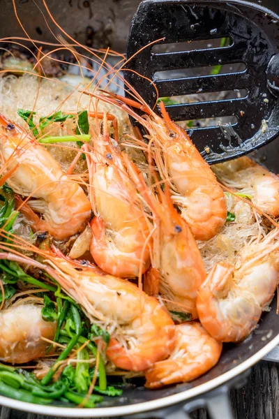 Gamberetti al forno con vermicelli — Foto Stock