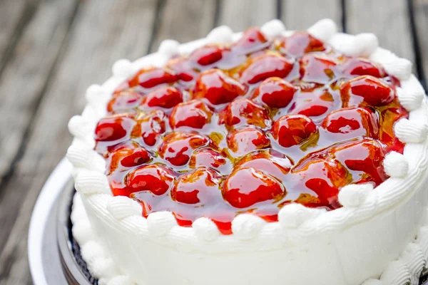 Strawberries cake and cream — Stock Photo, Image