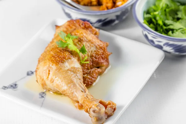Pollo escalfado en el plato — Foto de Stock