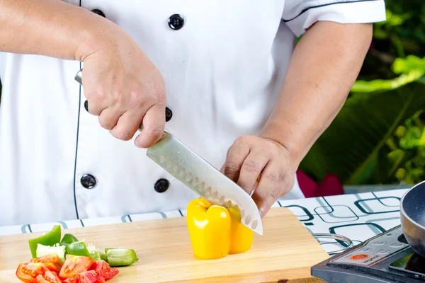 Chef-kok snijden tomaat — Stockfoto