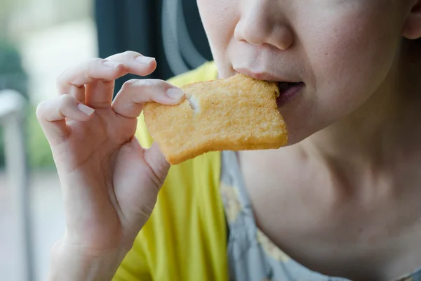 Women eating fried fish — Stock Photo, Image