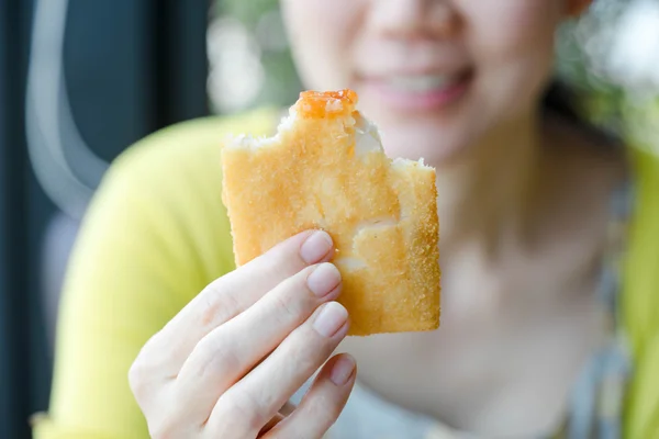 Mulheres comendo peixe frito — Fotografia de Stock