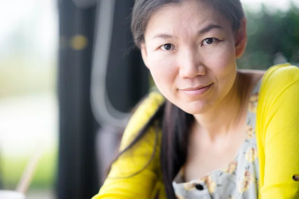 Jovem mulher asiática — Fotografia de Stock