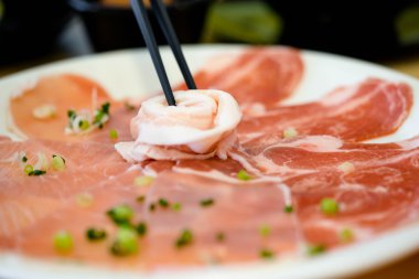 Elini tutarak taze et 