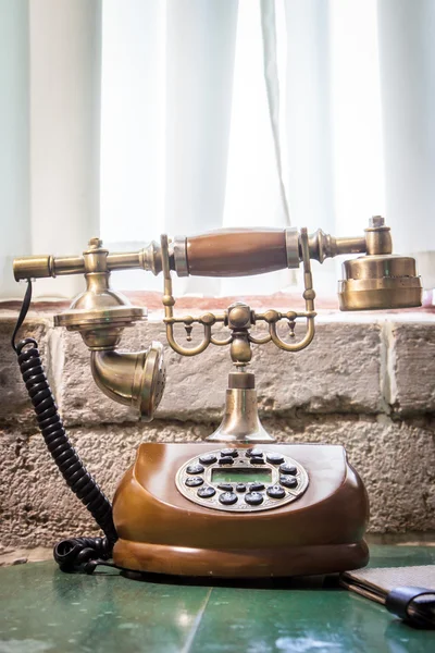 Starý telefon na dřevěné teble — Stock fotografie