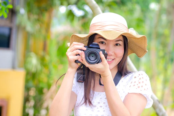 Mulheres asiáticas segurando câmera no jardim — Fotografia de Stock