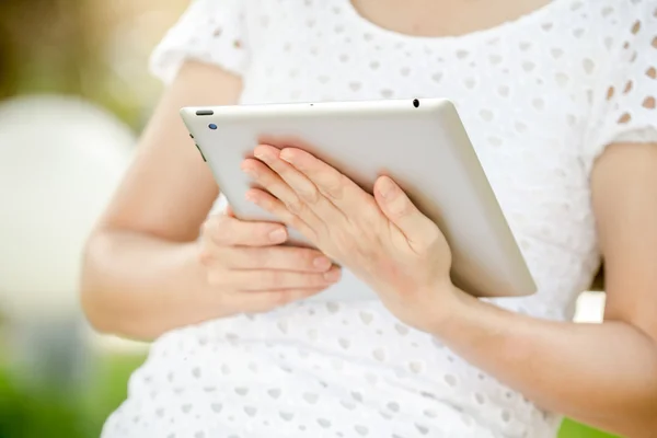 Mujer jugando interne — Foto de Stock