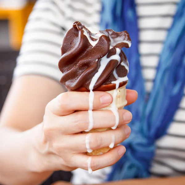 アイスクリームが溶けてください。 — ストック写真