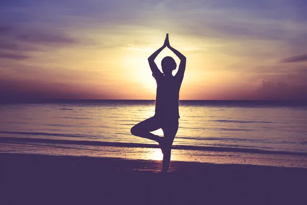 Mujeres jugando yoga — Foto de Stock