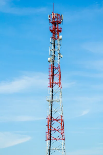 Torre de telecomunicaciones — Foto de Stock