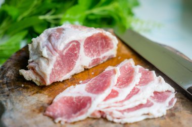 dilimlenmiş domuz eti