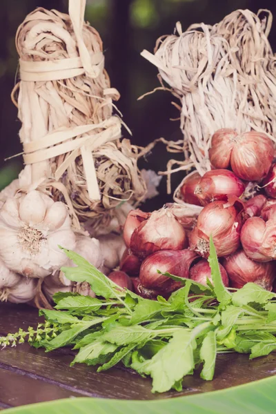 Garlic, shallots, basil — Stock Photo, Image