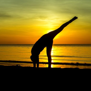 Yoga oynayan kadınlar