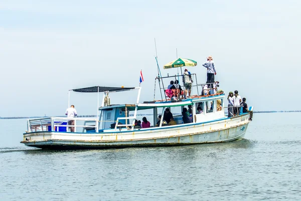 Tourist boat at Chao Samran Beach — Stock Photo, Image