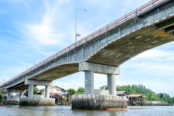 Brug over de rivier — Stockfoto