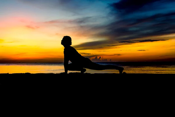 Mulheres jogando ioga — Fotografia de Stock