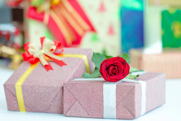 Золотая коробка и красная роза — стоковое фото
