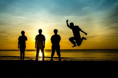 Günbatımında atlama 