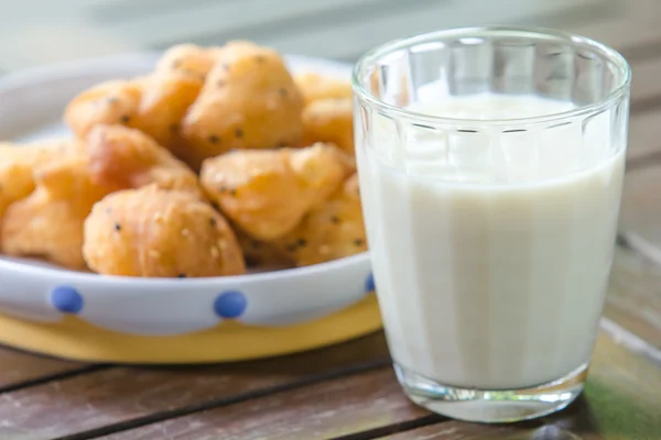 Sojamilch mit frittiertem Teigsticks — Stockfoto