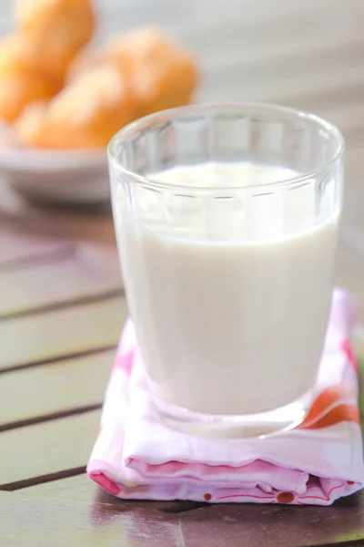 Soja mjölk med friterad deg pinne — Stockfoto
