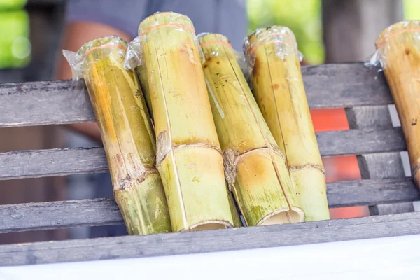 Arroz glutinoso doce torrado em bambu — Fotografia de Stock