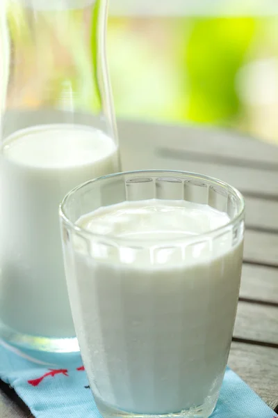 Milchkrug mit Milchglas — Stockfoto