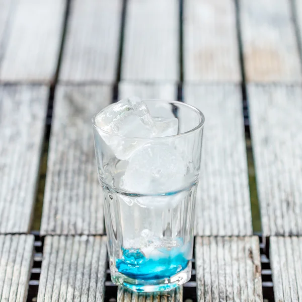 Пустой стакан со льдом — стоковое фото
