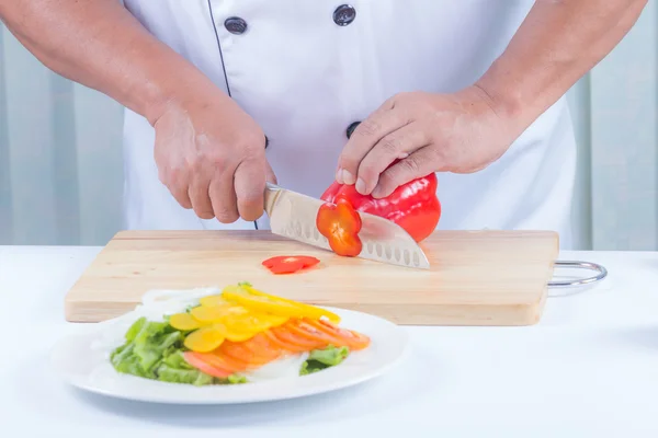 Chef in Scheiben geschnittene Paprika — Stockfoto