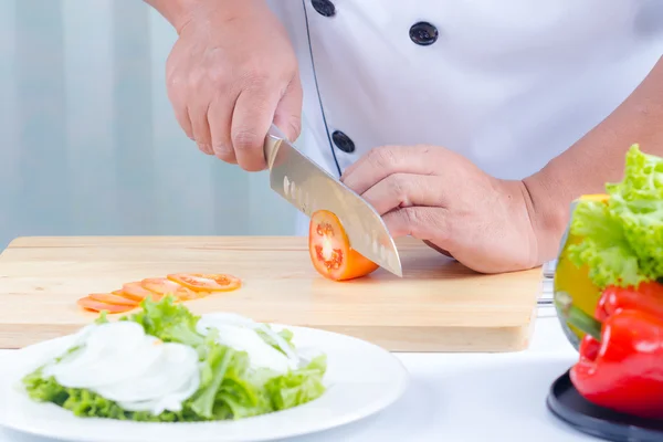 Chef in Scheiben geschnittene Paprika — Stockfoto