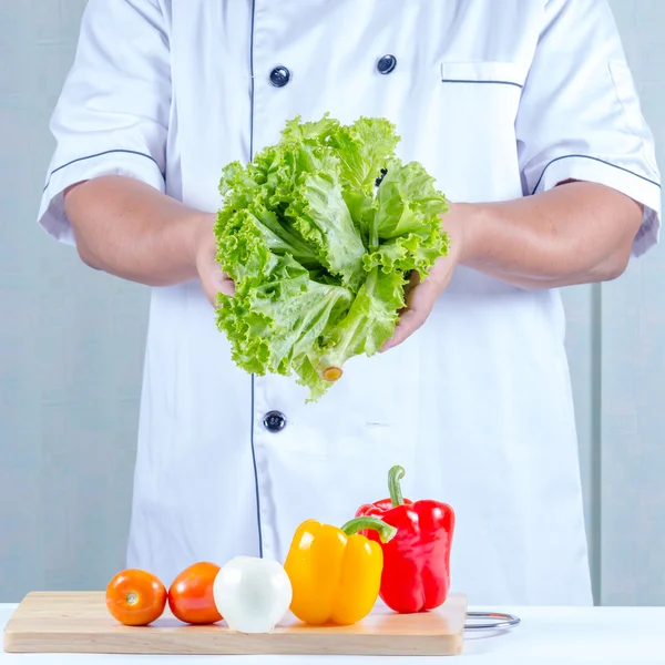 Kocken holding klocka peper — Stockfoto