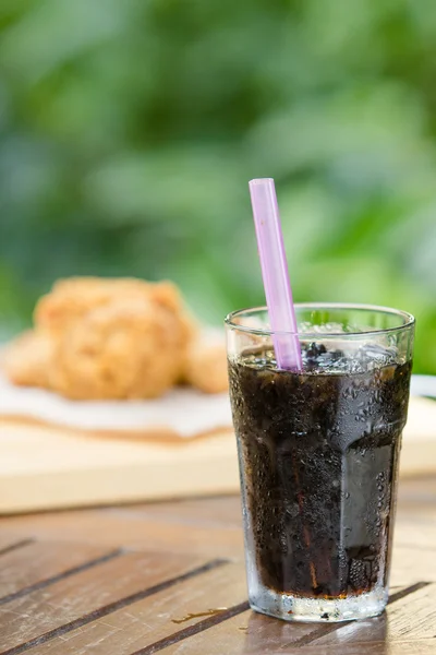 Copo de cola com gelo — Fotografia de Stock