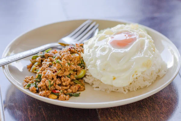 Carne de porco picada de manjericão e ovo frito — Fotografia de Stock