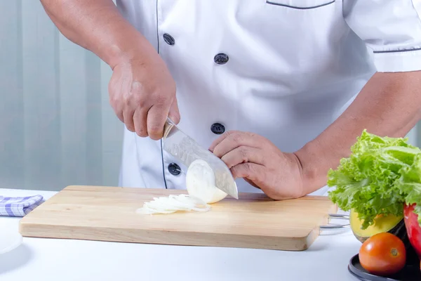 Chef in Scheiben geschnittene Paprika — Stockfoto