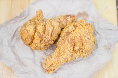 Ahşap masa üzerinde kızarmış tavuk