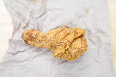 Ahşap masa üzerinde kızarmış tavuk