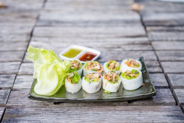 Tay tarzı baharatlı suşi roll 