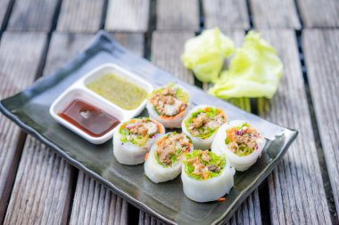 Tay tarzı baharatlı suşi roll 