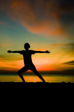 Yoga oynayan kadınlar