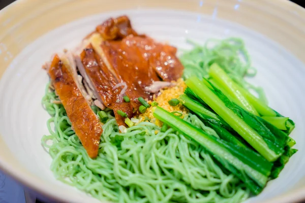 Pato assado com sopa de macarrão verde — Fotografia de Stock