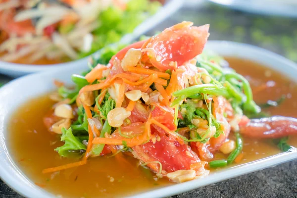 Зеленый салат из папайи — стоковое фото