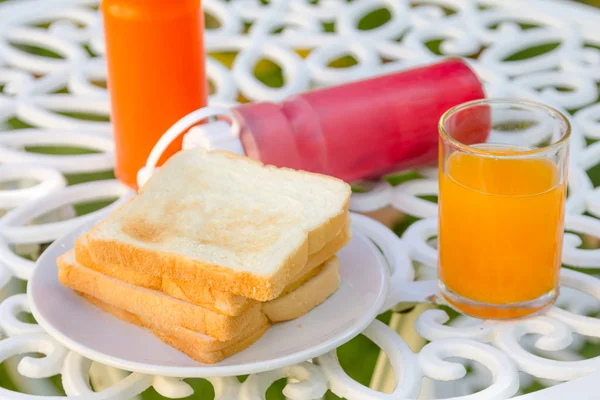 Brot und Orangensaft — Stockfoto