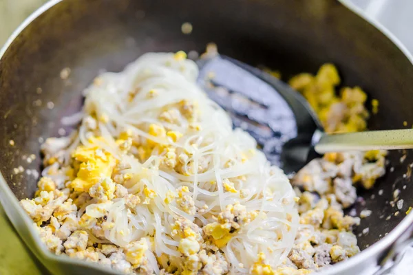 Macarrão frito na panela — Fotografia de Stock