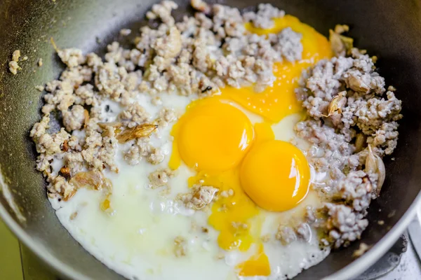 Telur goreng dengan daging babi cincang — Stok Foto