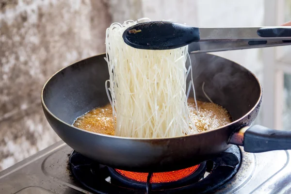 Makaron smażony na patelni — Zdjęcie stockowe