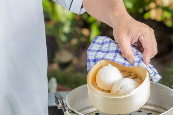 Chef com pão dim sum — Fotografia de Stock