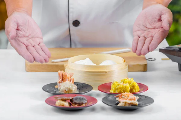 Chef-kok koken Chinees eten — Stockfoto