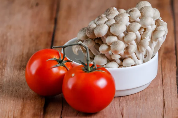 Tomate e cogumelo fresco — Fotografia de Stock