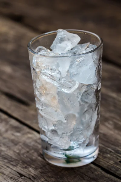 Un verre de glaçons sur bois — Photo